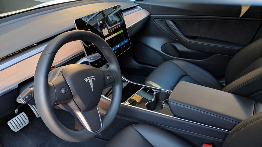 Tesla Model 3 Performance - Innenraum in schwarz bei der Auslieferung