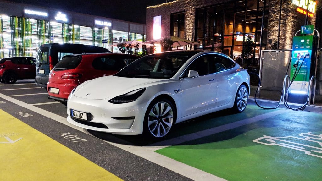 Tesla Model 3 an einer öffentlichen CCS Ladestation